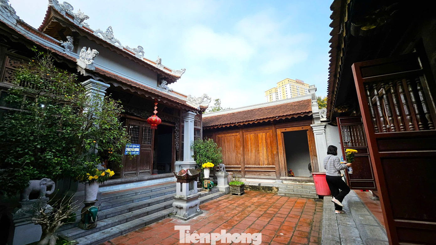 Trải qua nhiều lần tu bổ, tôn tạo, hiện đền gồm các công trình: Thượng điện, Trung điện, Hạ điện, gác chuông, gác trống… Tại đây còn lưu giữ được hệ thống cổ vật có giá trị như tượng, bia đá, khánh đá, chuông đồng, sắc phong và nhiều đồ tế khí khác… có giá trị lịch sử, kiến trúc nghệ thuật đặc sắc. Trải qua nhiều lần tu bổ, tôn tạo, hiện đền gồm các công trình: Thượng điện, Trung điện, Hạ điện, gác chuông, gác trống… Tại đây còn lưu giữ được hệ thống cổ vật có giá trị như tượng, bia đá, khánh đá, chuông đồng, sắc phong và nhiều đồ tế khí khác… có giá trị lịch sử, kiến trúc nghệ thuật đặc sắc.