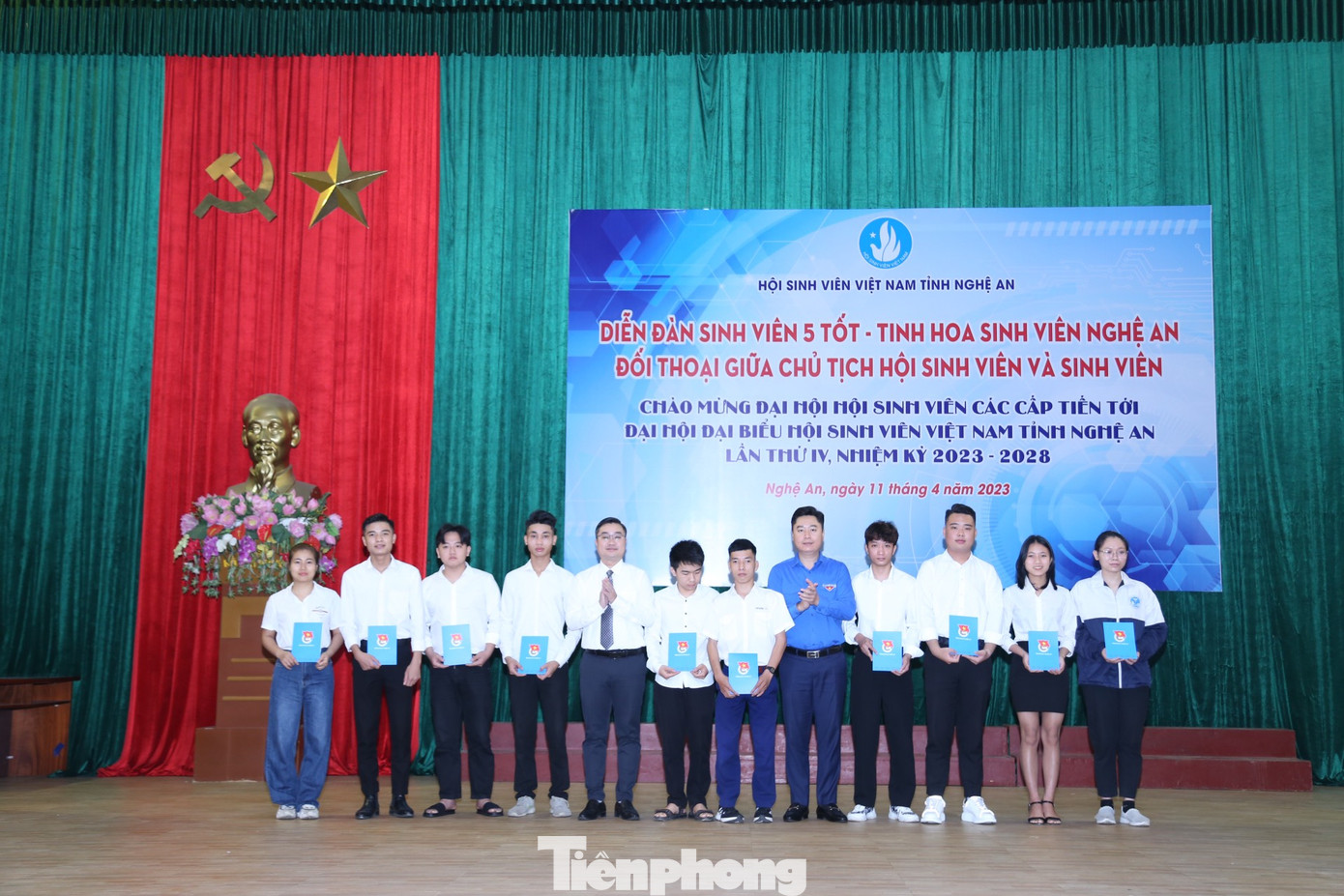 Dịp này, Tỉnh Đoàn, Hội Sinh viên tỉnh Nghệ An dành tặng 10 suất học bổng cho 10 sinh viên có hoàn cảnh khó khăn vươn lên học giỏi tại các trường Đại học, Cao đẳng trên địa bàn tỉnh.