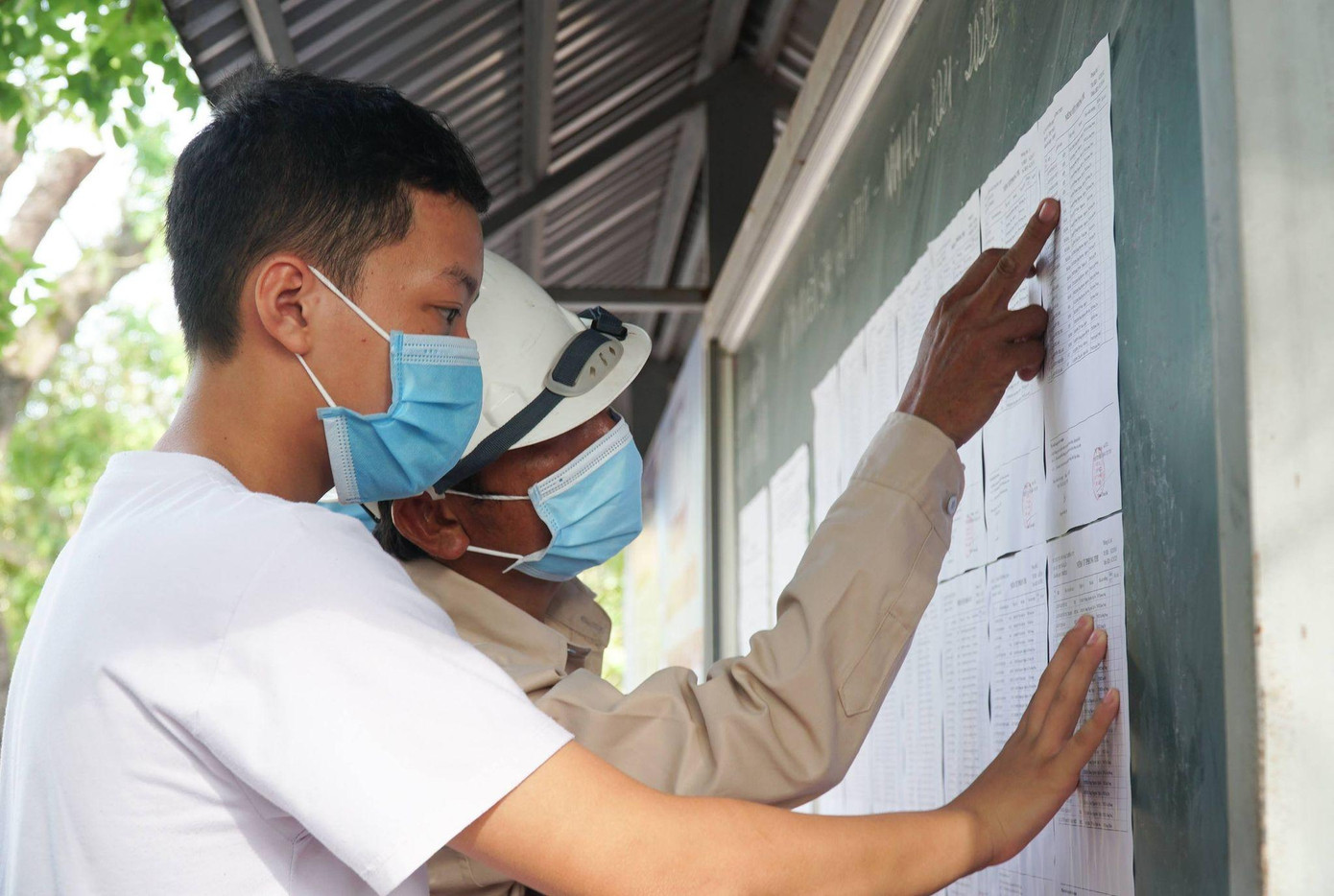 Phụ huynh và thí sinh kiểm tra lại thông tin dự thi Phụ huynh và thí sinh kiểm tra lại thông tin dự thi