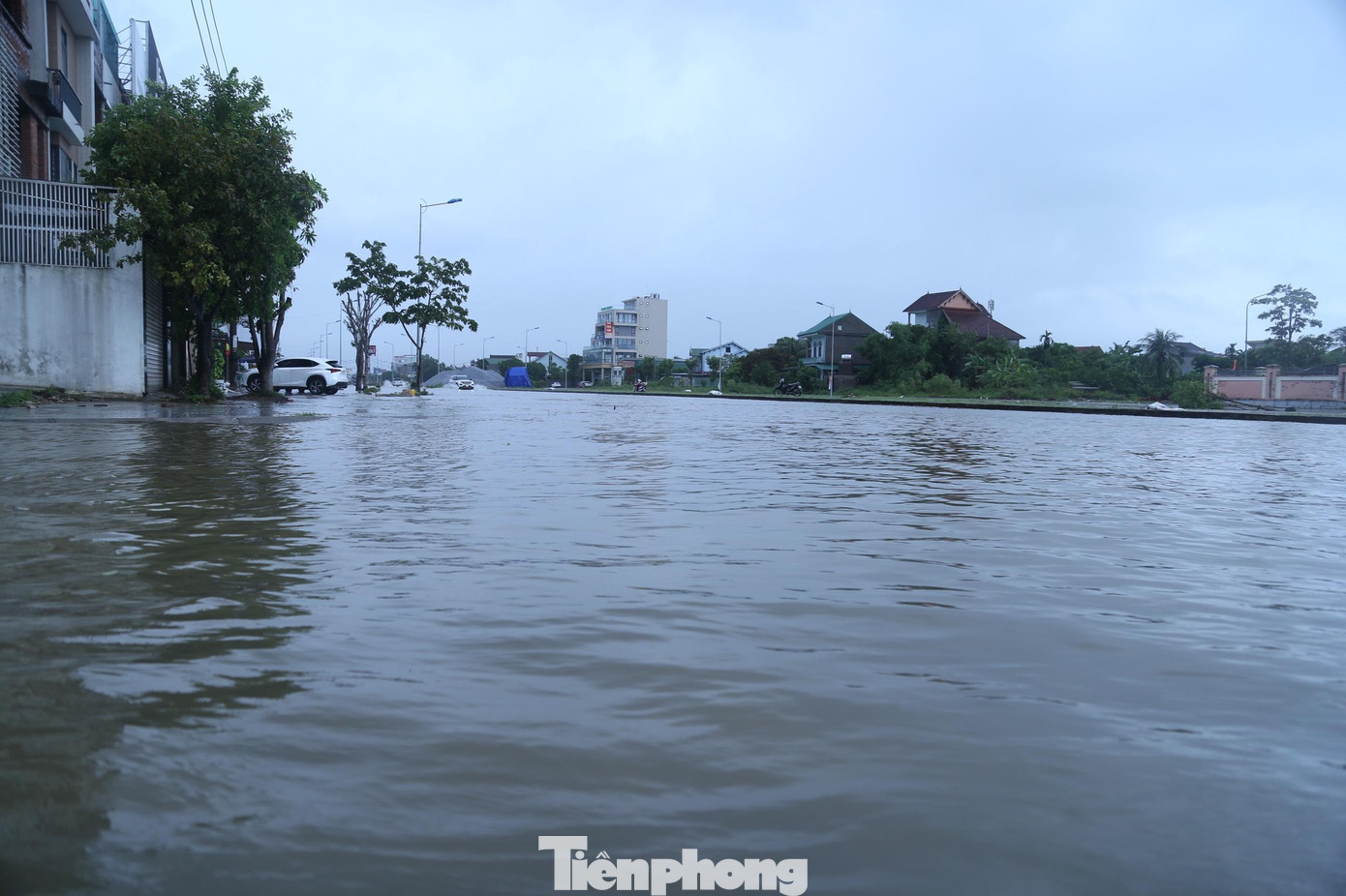 Ghi nhận sáng 29/9, ở thành phố Vinh (Nghệ An) từng đợt mưa vần vũ suốt nhiều giờ. Mưa lớn kéo dài khiến nhiều tuyến đường bị ngập sâu. Các hố thu tiêu thoát chậm, tạo thành biển nước.