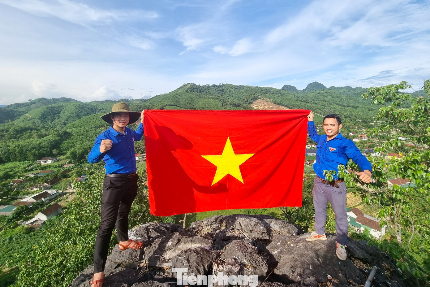 Đã thành thông lệ, nhiều năm nay, cứ vào dịp Quốc khánh 2/9, đoàn viên thanh niên xã Tường Sơn, huyện Anh Sơn lại tổ chức chỉnh trang cột cờ, thay mới cờ Tổ quốc và làm lễ Thượng cờ trên đỉnh núi Lèn Vũ, một địa điểm có vị trí cao nhất tại địa phương.