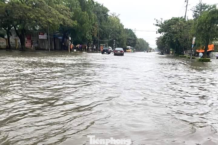 Do hệ thống thoát nước kém nên thành phố Vinh thường xuyên bị ngập vào mùa mưa. Trong ảnh, đường Lệ Ninh vào sáng 24/11.