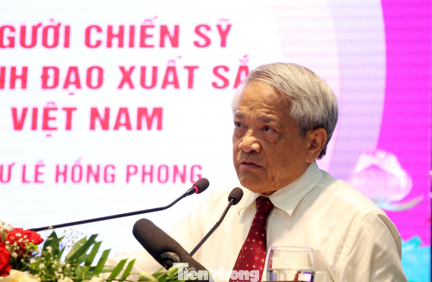 PGS. TS Bùi Đình Phong - Học viện Chính trị Quốc gia Hồ Chí Minh, trình bày tham luận với chủ đề: "Đồng chí Lê Hồng Phong - Nhà lãnh đạo xuất sắc của Đảng".