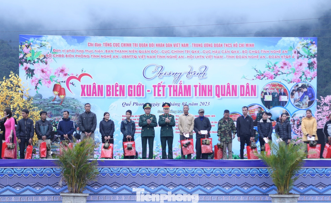 Đại diện Bộ CHQS tỉnh Nghệ An; Bộ Chỉ huy Biên phòng tỉnh Nghệ An trao quà cho 15 gia đình chính sách Đại diện Bộ CHQS tỉnh Nghệ An; Bộ Chỉ huy Biên phòng tỉnh Nghệ An trao quà cho 15 gia đình chính sách