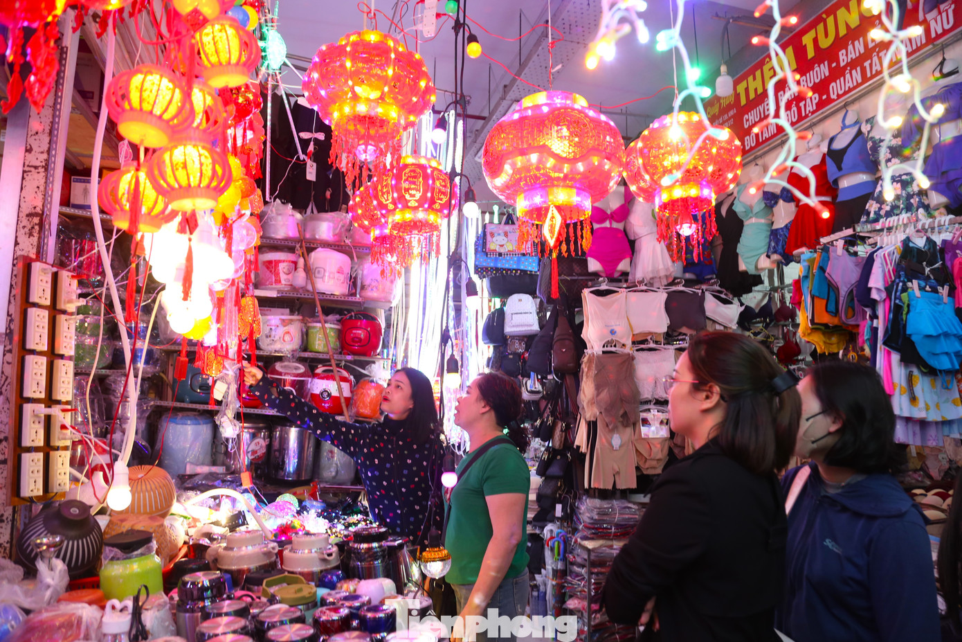 Bà Nguyễn Thị Tâm, tiểu thương tại chợ Vinh cho biết, sau dịch COVID-19, lượng khách đến chợ ngày một giảm dần. Mặc dù chỉ còn ít ngày nữa là đến Tết Nguyên đán nhưng lượng khách đến chợ tăng không đáng kể.