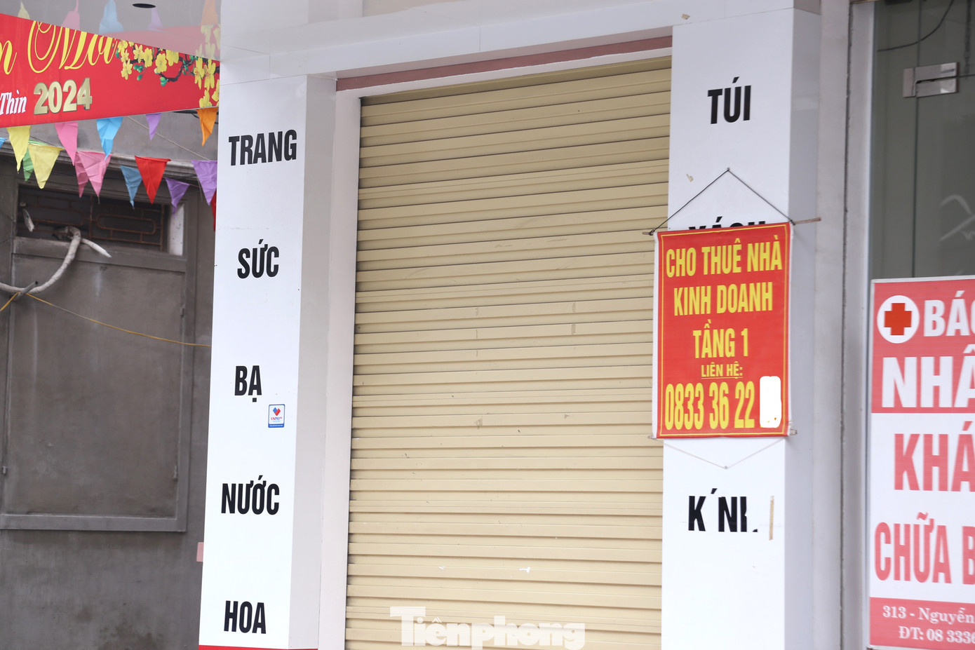 Theo chị Nhung, sau đại dịch COVID-19, tình hình kinh tế, thị trường trở nên trầm lắng, người kinh doanh gặp nhiều khó khăn. Dịch bệnh cũng làm thay đổi thói quen mua hàng. Khách hàng chuyển sang hình thức mua sắm trực tuyến và đặt dịch vụ giao hàng tận nhà bởi sự tiện lợi, nhanh chóng và đảm bảo an toàn sức khỏe.