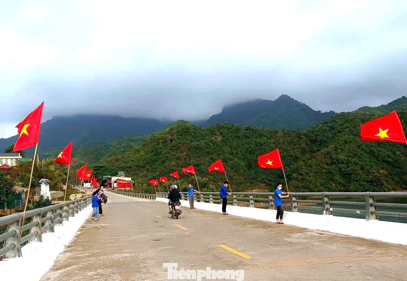 Những con đường rợp lá cờ đỏ sao vàng Tổ quốc tung bay phấp phới