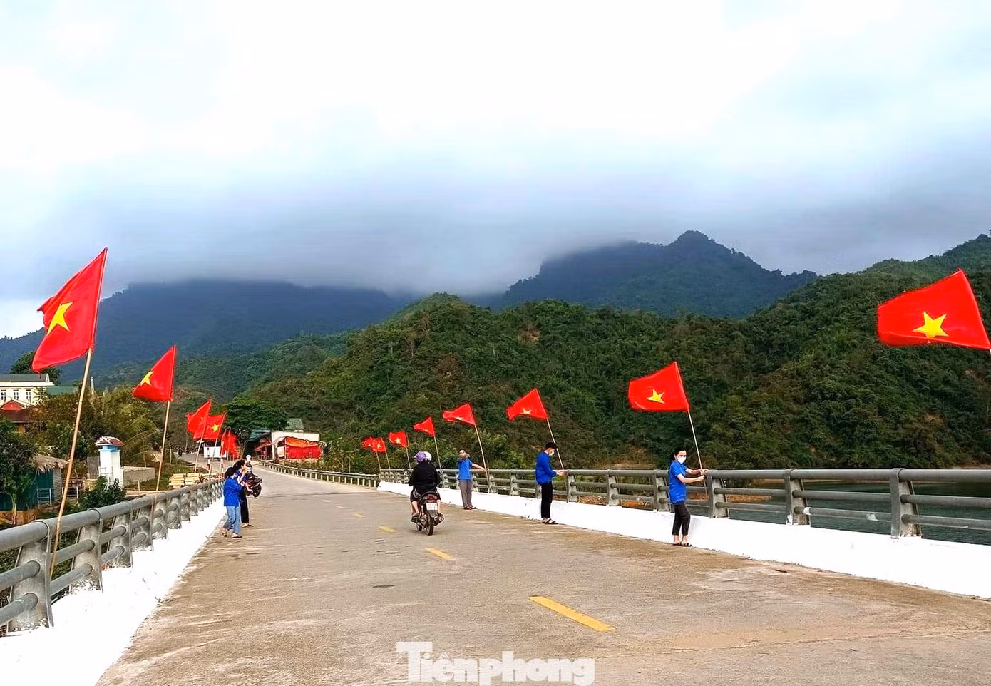 Những con đường rợp lá cờ đỏ sao vàng Tổ quốc tung bay phấp phới