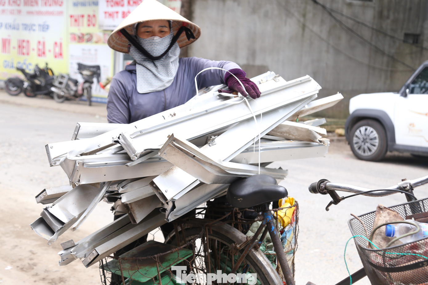 “Nghề này phải rong ruổi khắp phố. Không kể nắng mưa, ngày lễ, tôi đều đi mua phế liệu. Hôm gặp may thì mua được đầy xe. Nhưng cũng có những hôm không thu mua được gì”, bà Thuấn chia sẻ.