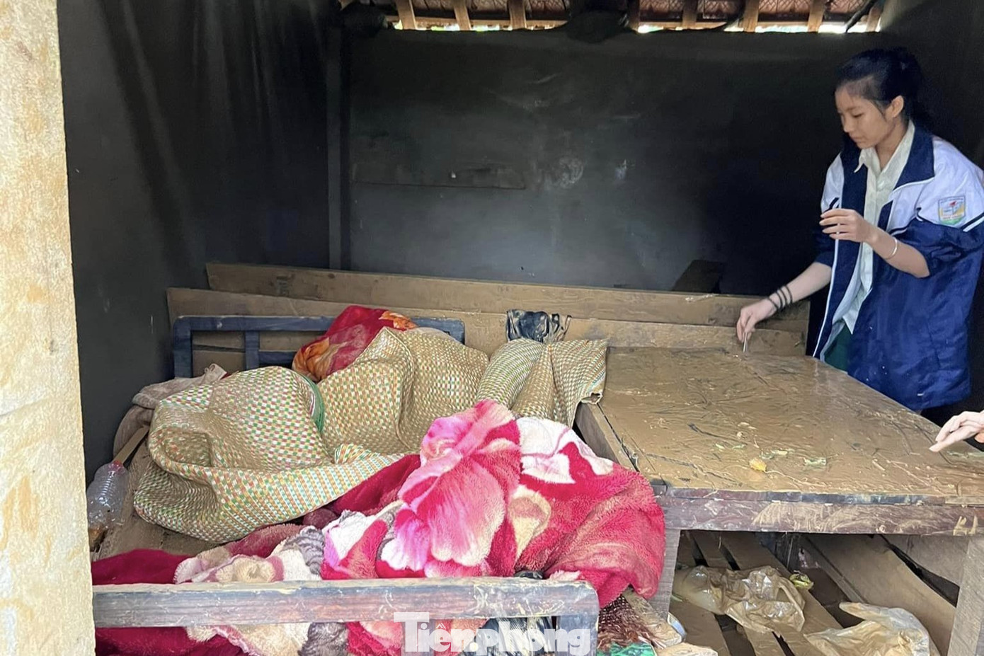 Học sinh trở lại phòng trọ sáng 28/9. Khung cảnh chỉ còn đống đổ nát. Học sinh trở lại phòng trọ sáng 28/9. Khung cảnh chỉ còn đống đổ nát.