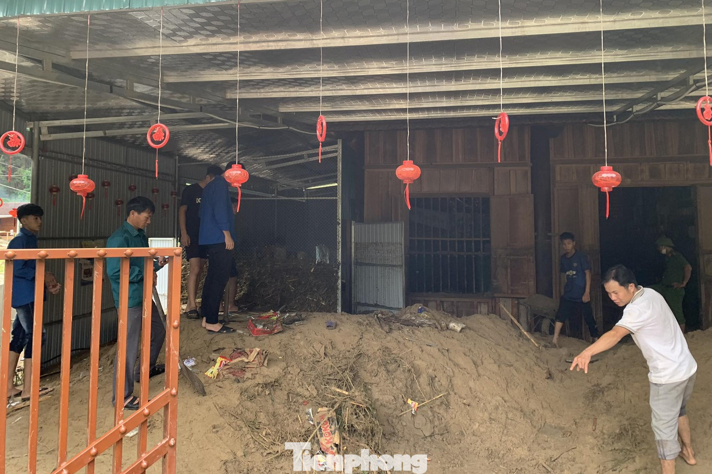 Ngày 28/9, nước lũ cơ bản rút, chỉ còn ngập cục bộ tại một số điểm. Lực lượng chức năng huyện Quỳ Châu đang nỗ lực hỗ trợ người dân dọn dẹp nhà cửa, sớm ổn định cuộc sống.