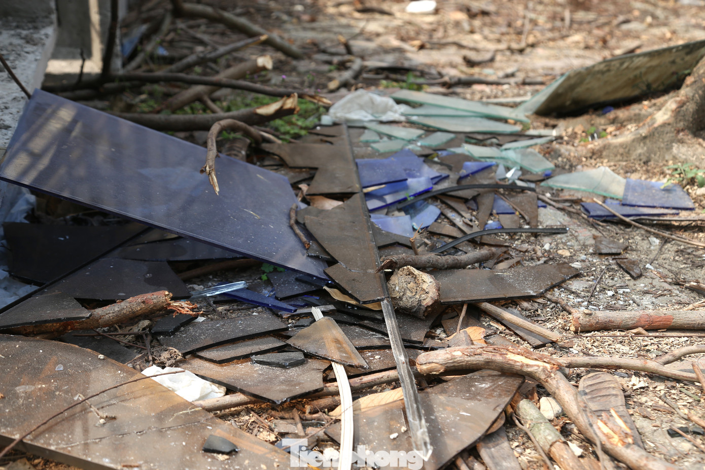 Ghi nhận chiều 28/3, tuyến đường Đinh Công Tráng ngổn ngang gạch đá, bê tông, rễ cây lẫn với nhiều rác thải chiếm hết vỉa hè, gây mất mỹ quan đô thị. Một số khu vực, đất đá tràn ra lòng đường.