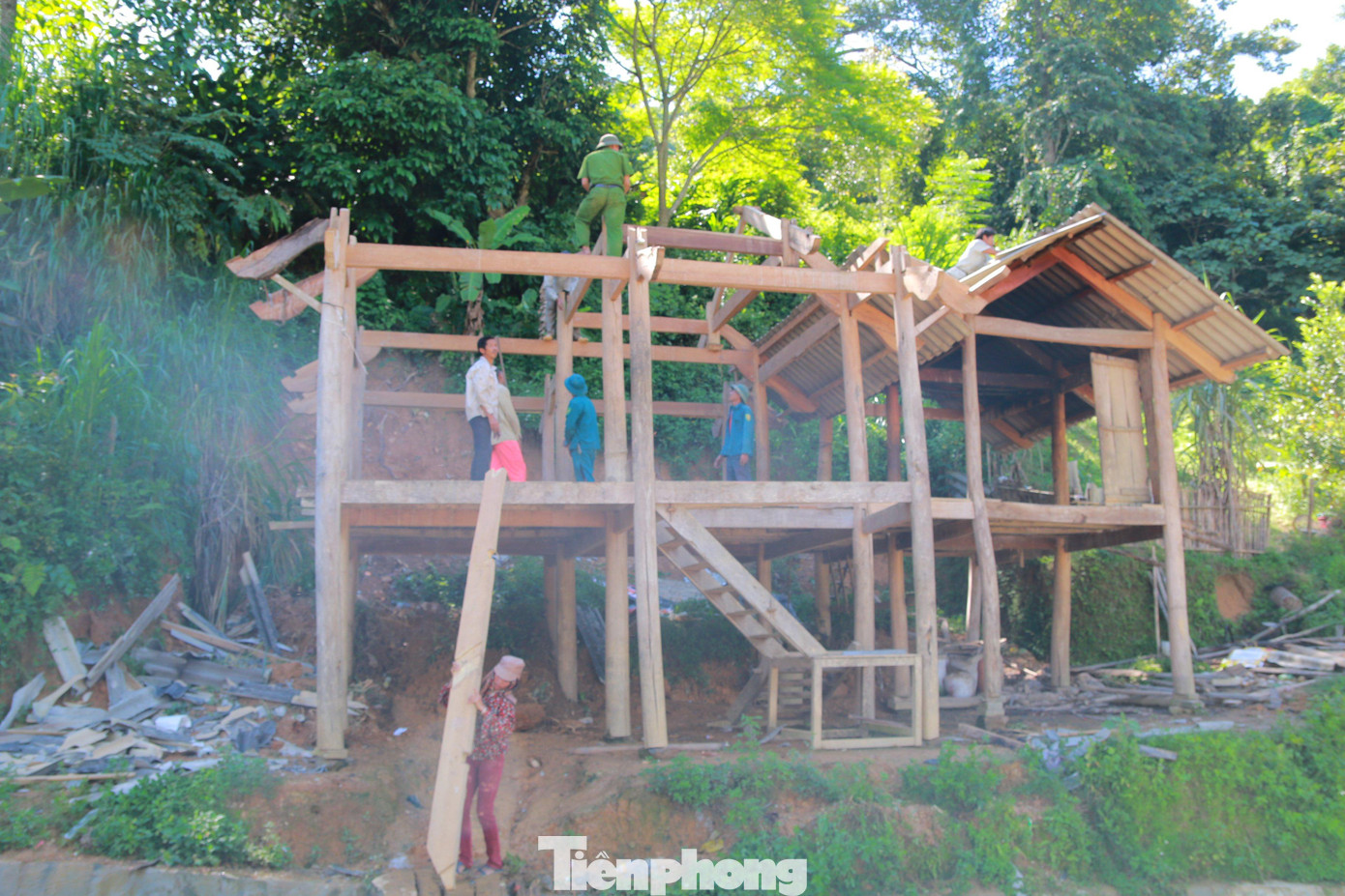 Lo sợ sạt lở đất vùi lấp nhà cửa, nhiều người dân ở xã vùng cao Nghệ An đành phải tháo dỡ nhà, di dời tài sản, dựng lều sống tạm.