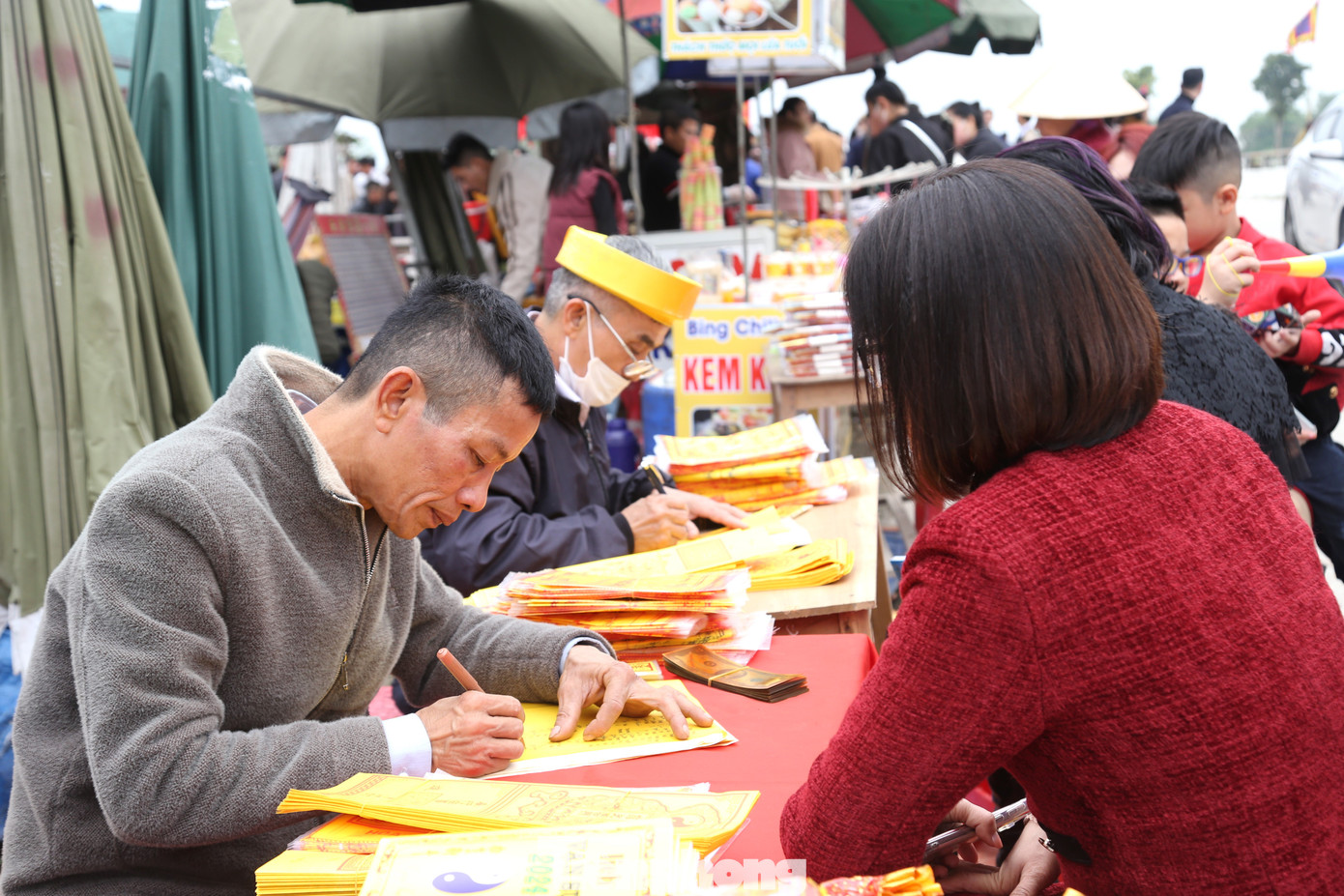 Dịch vụ viết sớ hút khách trước khu vực cổng đền.