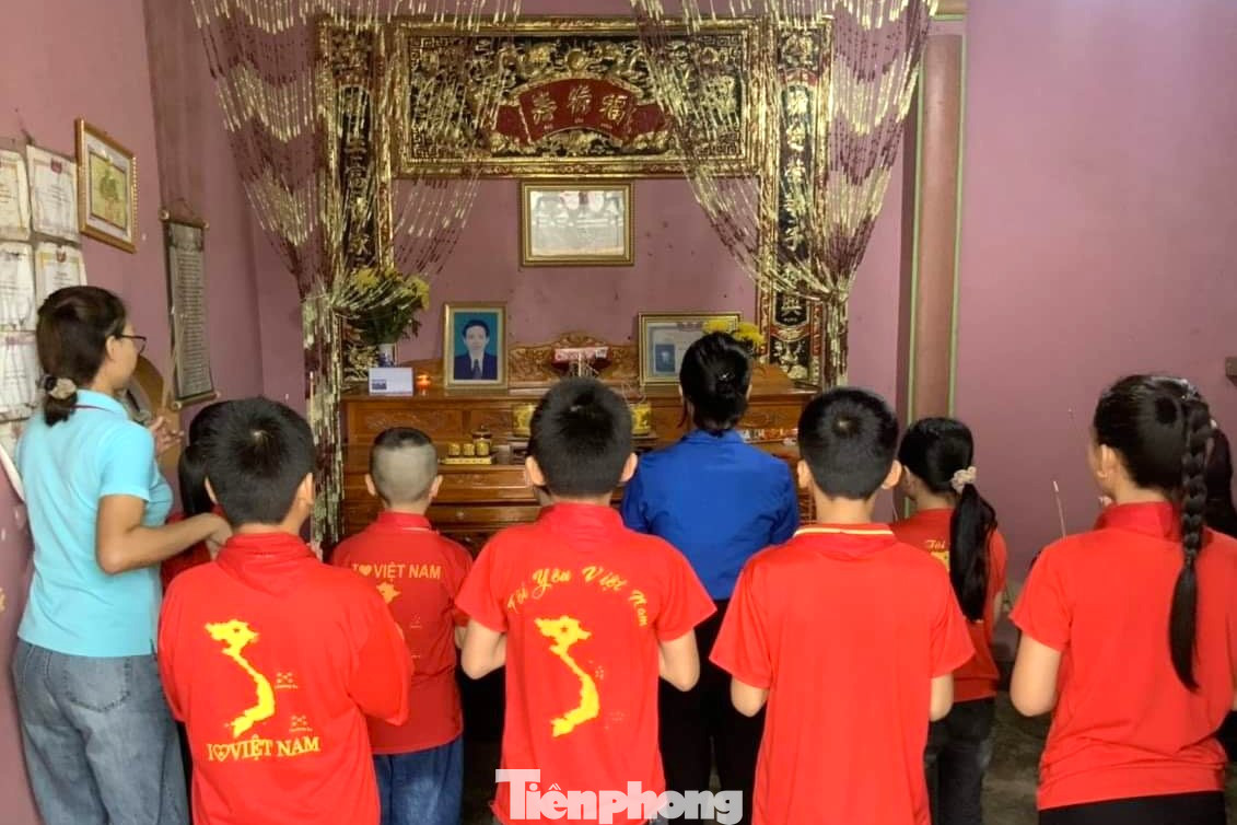 Huyện đoàn Yên Thành chỉ đạo Ban Thường vụ Đoàn các xã tới thăm, tặng quà những gia đình là người thờ phụng các liệt sĩ TNXP Đại đội 317 quê tại địa phương hy sinh tại Truông Bồn.