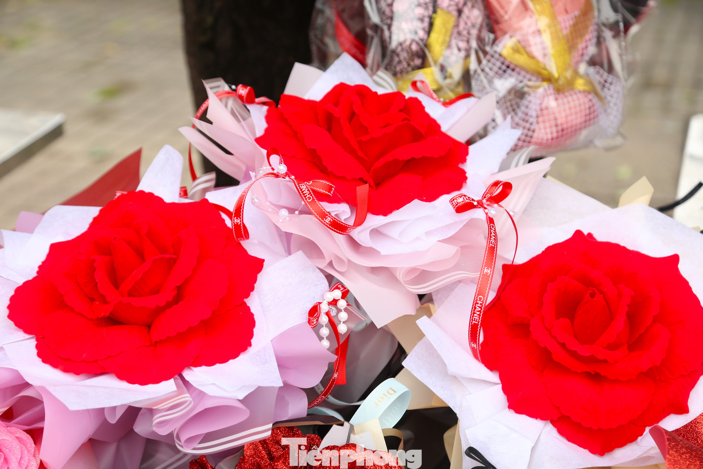 Theo ghi nhận, hoa hồng đơn có giá khoảng 10.000 đồng/bông, các bó hoa dao động từ 200.000 - 1 triệu đồng, tùy kích cỡ và loại hoa. Những dòng hoa nhập khẩu như tulip, mẫu đơn,… vẫn được bày bán nhưng số lượng người mua không nhiều. Theo ghi nhận, hoa hồng đơn có giá khoảng 10.000 đồng/bông, các bó hoa dao động từ 200.000 - 1 triệu đồng, tùy kích cỡ và loại hoa. Những dòng hoa nhập khẩu như tulip, mẫu đơn,… vẫn được bày bán nhưng số lượng người mua không nhiều.