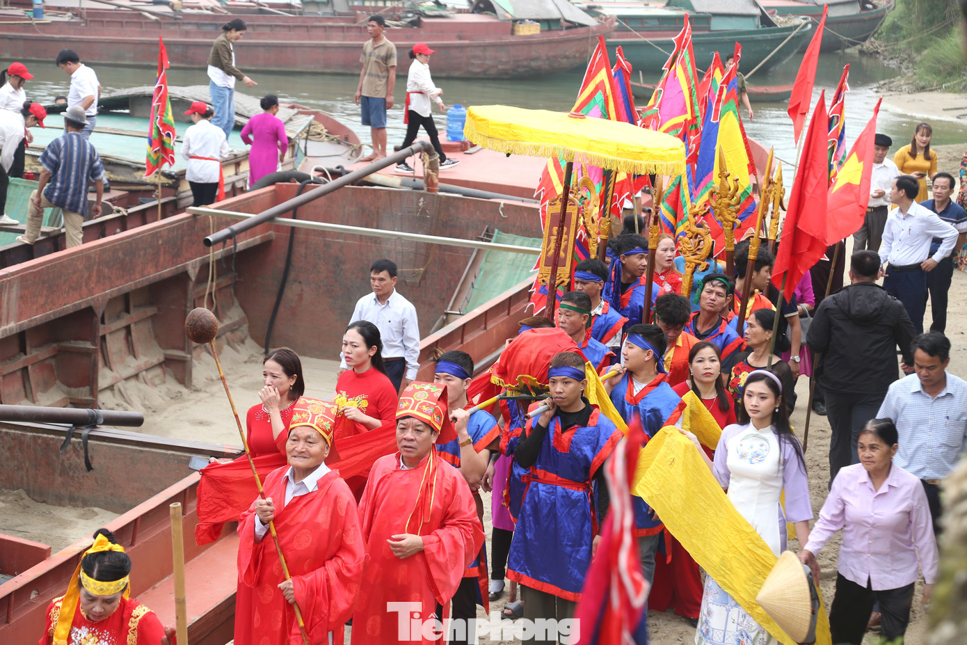 Lễ thành, chum đầy nước, thuyền lại xuôi dòng về bến, đoàn rước trở về đền Vua Mai. Lễ thành, chum đầy nước, thuyền lại xuôi dòng về bến, đoàn rước trở về đền Vua Mai.