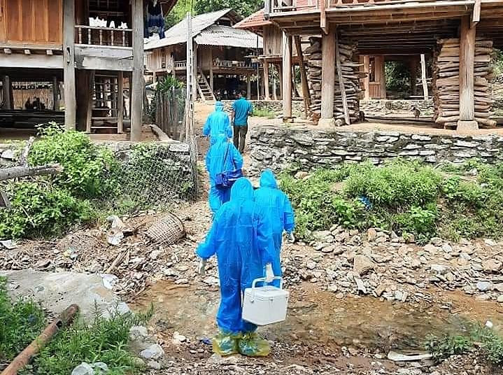 Trần Minh Hạnh hỗ trợ tuyến đầu điều tra, truy vết ở bản Chằm Puông.