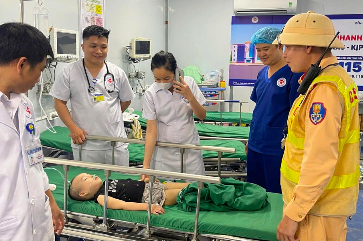 Cán bộ Tổ CSGT Vinh hỗ trợ đưa cháu bé bị co giật vào bệnh viện cấp cứu.