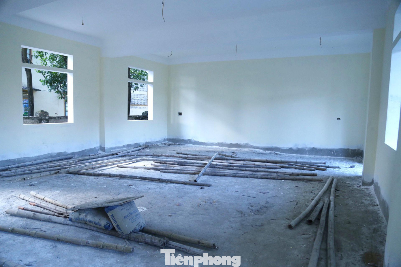 Năm học này, nhà trường đang tạm thời bố trí đủ phòng học cho học sinh. Tuy nhiên, trường chưa có nhà chức năng, các phòng hiệu vụ đã xuống cấp và hư hỏng. Khu vực vui chơi của học sinh cũng gặp rất nhiều khó khăn.