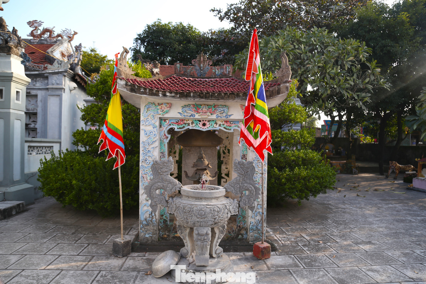 Đây là tấm bia đá cổ hơn 350 năm tuổi, 4 mặt khắc đầy chữ Hán nói về thân thế, sự nghiệp của Thái úy Quận công Nguyễn Sư Hồi. Đây là tấm bia đá cổ hơn 350 năm tuổi, 4 mặt khắc đầy chữ Hán nói về thân thế, sự nghiệp của Thái úy Quận công Nguyễn Sư Hồi.