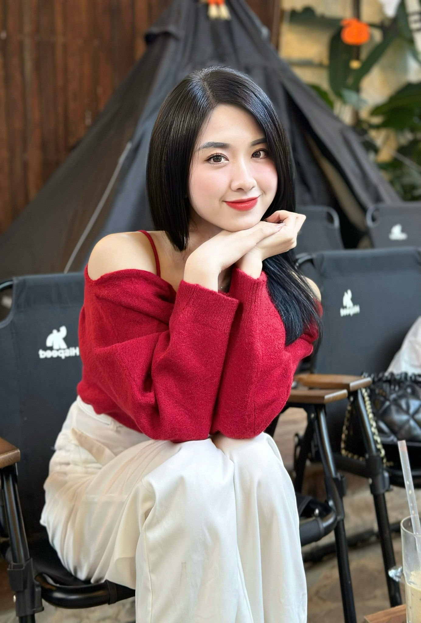 Ngoài đời, Doanh Nhi có phong cách thời trang trẻ trung, năng động và phù hợp với lứa tuổi.