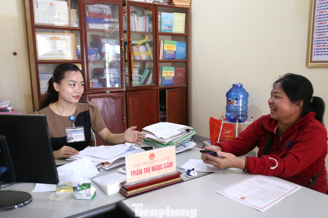 Chị Trần Thị Ngọc Cẩm, cán bộ công chức tư pháp - hộ tịch hỗ trợ người dân đăng ký khai sinh vào ngày thứ bảy. Chị Trần Thị Ngọc Cẩm, cán bộ công chức tư pháp - hộ tịch hỗ trợ người dân đăng ký khai sinh vào ngày thứ bảy.