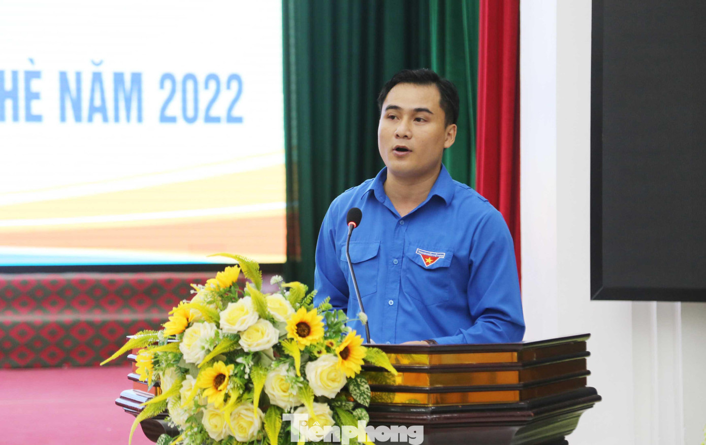 Anh Thái Minh Sỹ, Phó Bí thư Thường trực Tỉnh Đoàn, Chủ tịch Hội Sinh viên, Chủ tịch Hội đồng Đội tỉnh Nghệ An báo cáo tóm tắt kết quả hoạt động Chiến dịch Thanh niên tình nguyện hè năm 2022.
