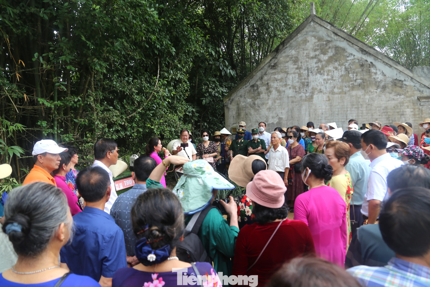 Dưới mái nhà tranh quê Bác, bên những hiện vật nhuốm màu thời gian, du khách được nghe thuyết minh viên kể về quê hương, gia đình và tuổi thơ của Bác Hồ bằng chất giọng thân thương.
