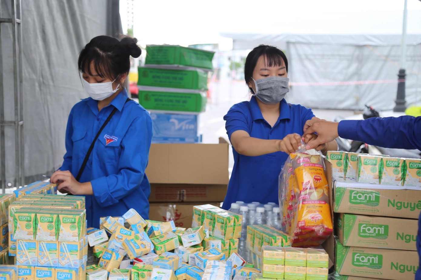 Các bạn trẻ chuẩn bị từng hộp sữa, chiếc bánh... tiếp sức người dân trên hành trình hồi hương. Các bạn trẻ chuẩn bị từng hộp sữa, chiếc bánh... tiếp sức người dân trên hành trình hồi hương.