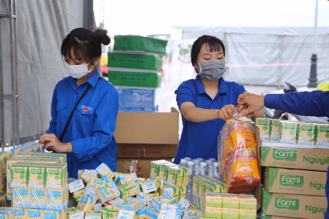 Các bạn trẻ chuẩn bị từng hộp sữa, chiếc bánh... tiếp sức người dân trên hành trình hồi hương.