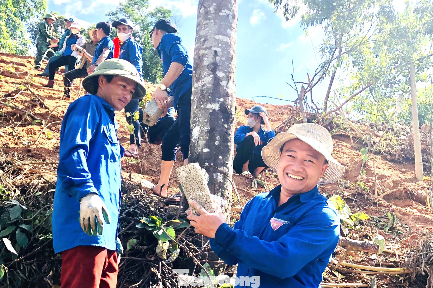 Dù khó khăn, vất vả, các bạn đoàn viên thanh niên vẫn luôn nở nụ cười tươi. Dù khó khăn, vất vả, các bạn đoàn viên thanh niên vẫn luôn nở nụ cười tươi.