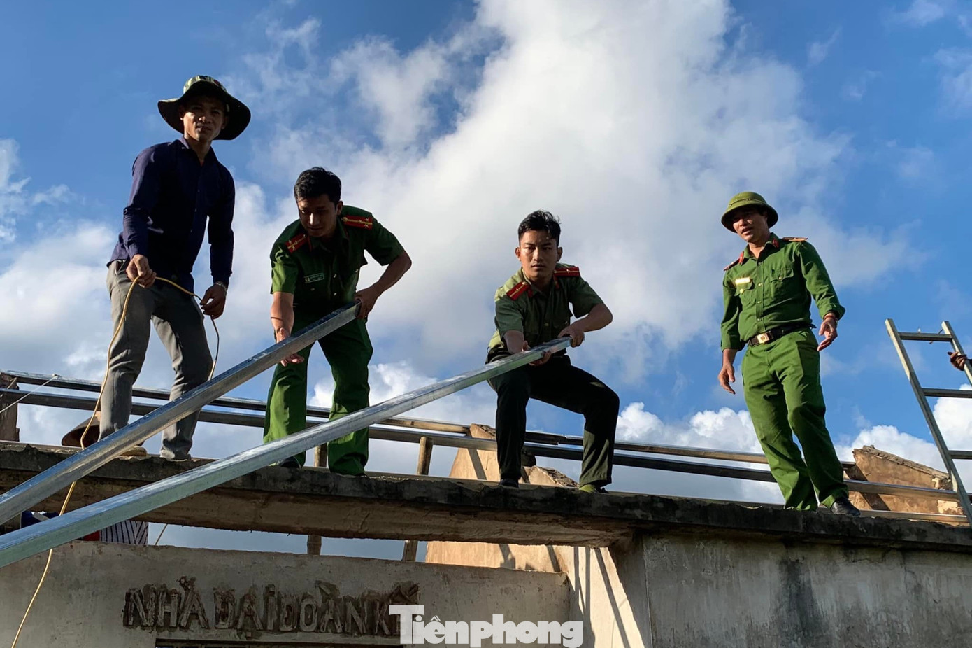 Lợp lại mái nhà ông Tưởng. Ông Tưởng là người có công với cách mạng, hoàn cảnh đặc biệt khó khăn.