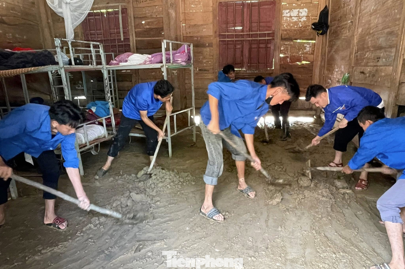Các thầy cô giáo cùng chính quyền địa phương, đoàn viên thanh niên đang tất bật dọn dẹp bùn đất, di chuyển đồ đạc lên nơi cao ráo, an toàn hơn.