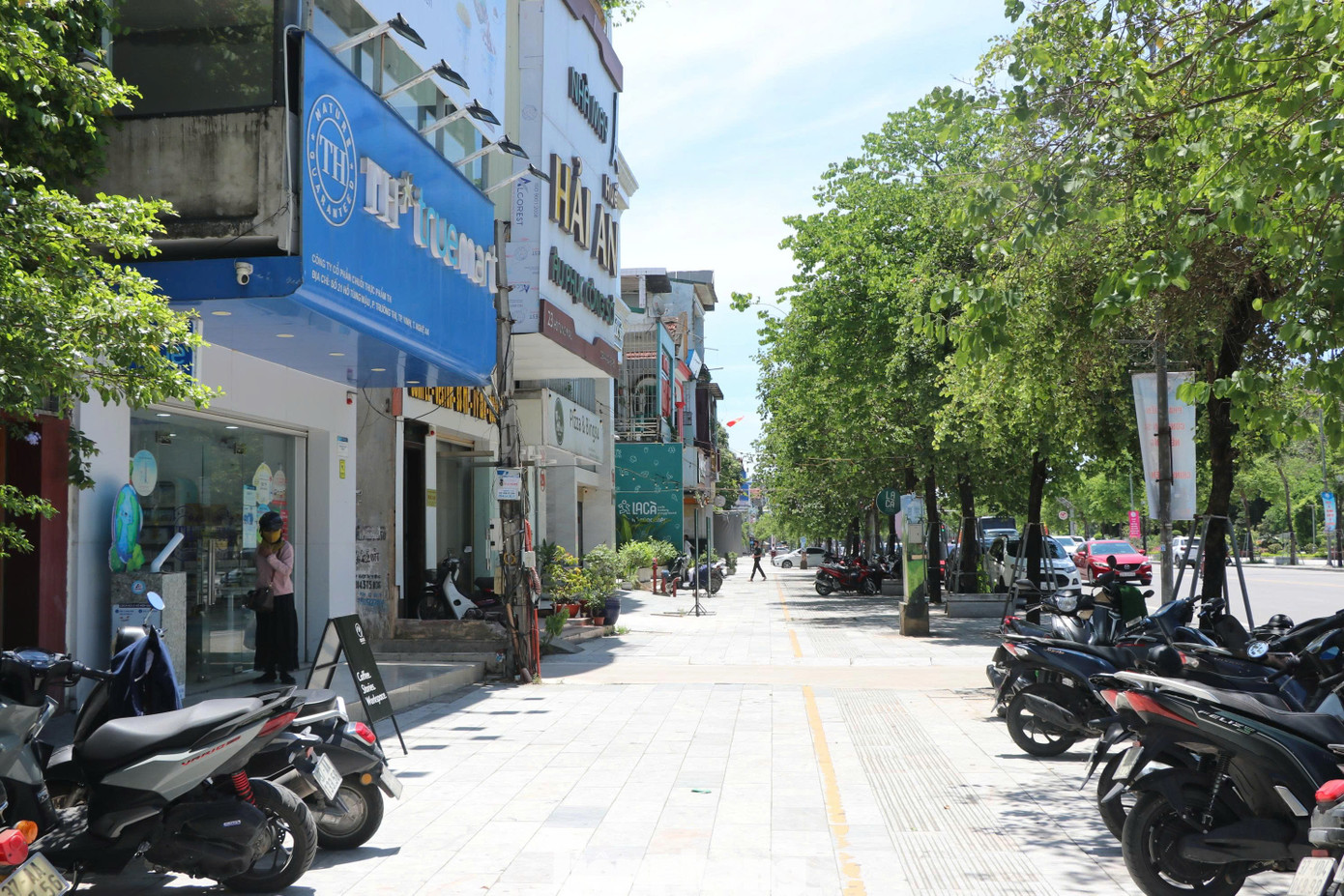 Hồ Tùng Mậu là tuyến phố được quy hoạch phố đêm của thành phố Vinh. Một bên là khuôn viên trụ sở Nhà văn hóa lao động tỉnh Nghệ An, Quảng trường Hồ Chí Minh, bên còn lại là nơi tập trung các cơ sở kinh doanh.