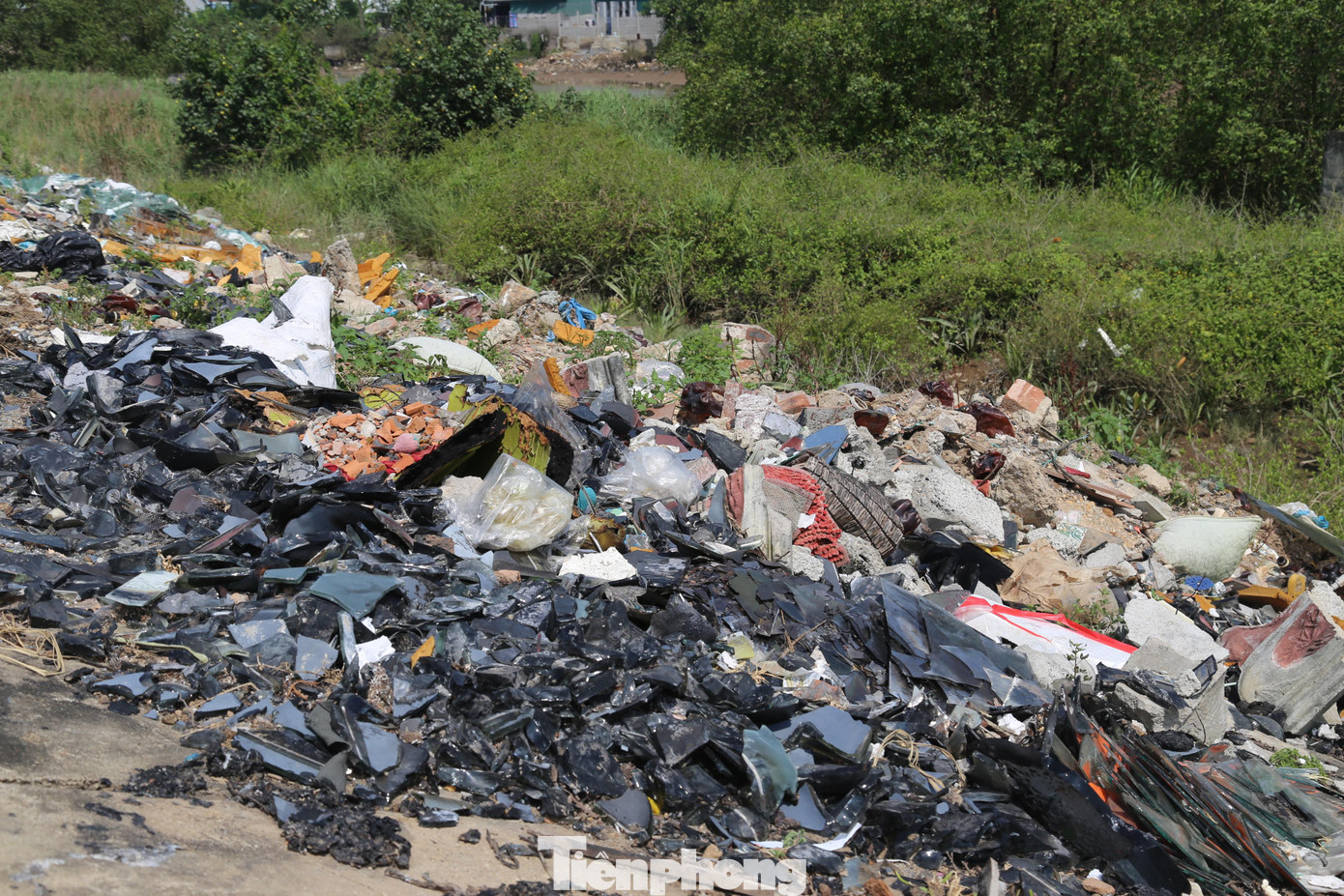 Bà Phạm Thị Dung (58 tuổi, trú xã Diễn Vạn) chia sẻ: “Rác thải tràn lan khiến tuyến đê trở nên nhếch nhác. Rác được tập kết bên bờ sông Bùng, nên hễ con nước lên là đủ thứ rác rưởi trôi đi theo dòng nước trên sông, gây ô nhiễm môi trường và dịch bệnh dễ bùng phát bất cứ lúc nào”.