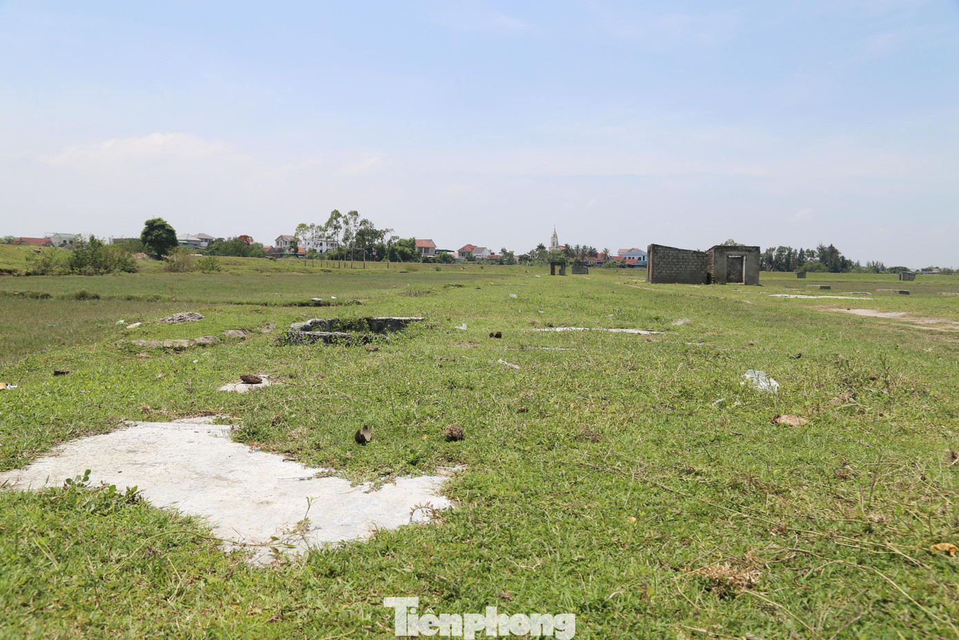 Ông Lê Thế Hiếu - Trưởng phòng NN&PTNT huyện Diễn Châu cho biết: “Toàn huyện có 4 HTX (tại 3 xã Diễn Kim, Diễn Bích, Diễn Vạn) còn sản xuất muối, với tổng diện tích 120ha. Những năm gần đây, Nhà nước đã có nhiều chính sách hỗ trợ người dân cải tiến các ô chạt lọc, phủ bạt kết tinh... Gần đây, giá muối có tăng nhẹ, bà con phấn khởi, tuy nhiên do giá muối không ổn định nên nhiều người đã bỏ nghề”.