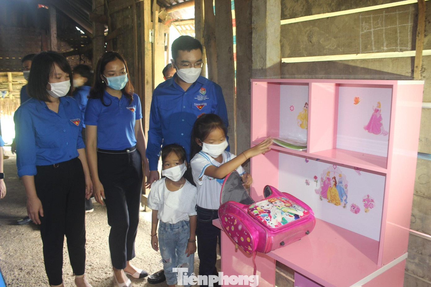 Ngoài ra, Hội đồng Đội thị xã Thái Hoà trao 2 bàn học sinh cho con em 2 gia đình ở huyện Con Cuông nhằm tiếp thêm động lực học tập.