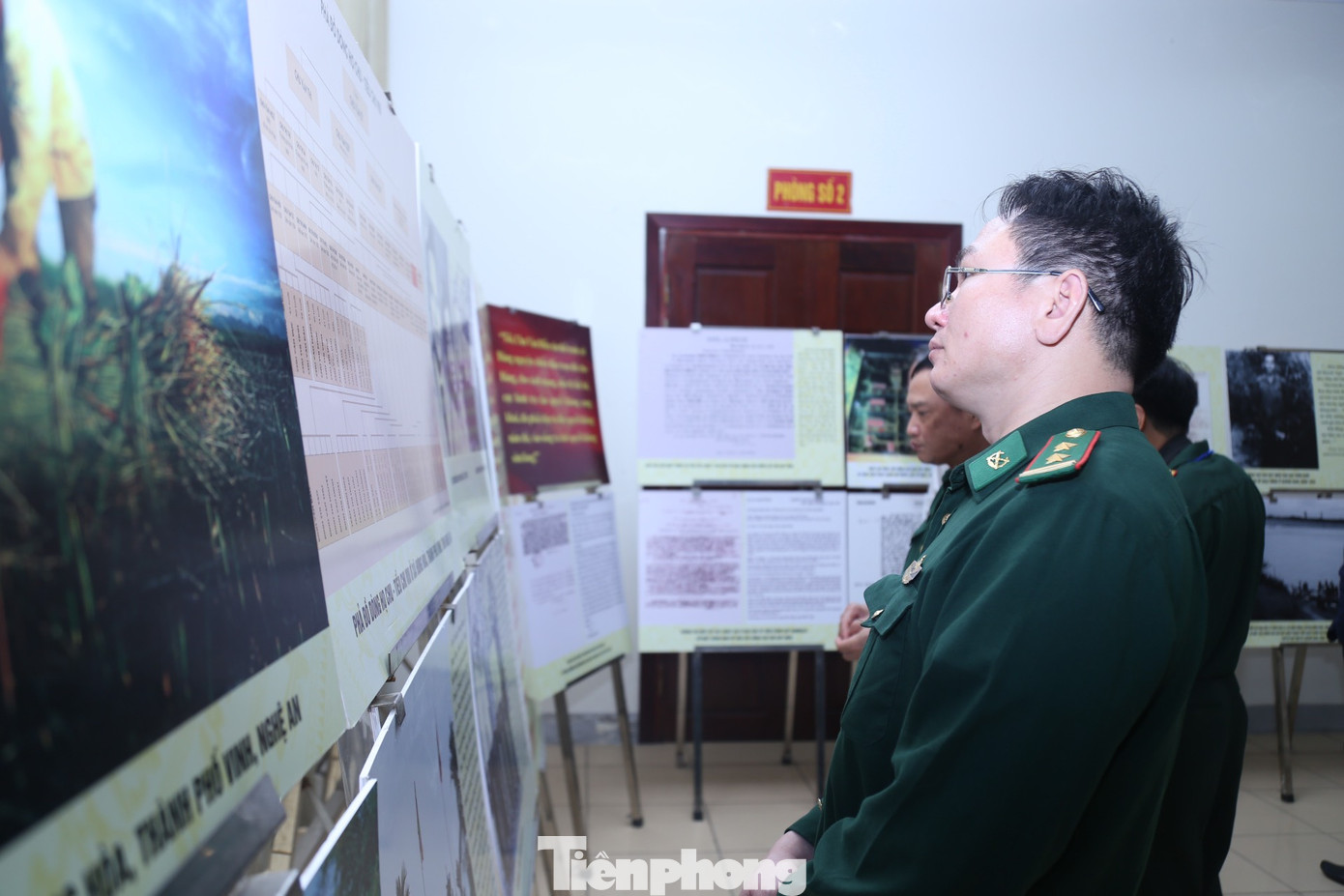 Các đại biểu tham quan triển lãm