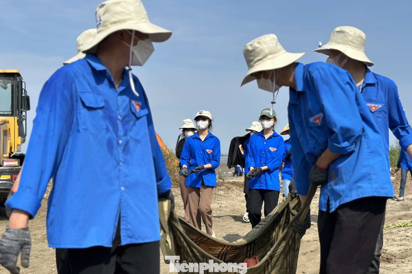 Bí thư Huyện đoàn Quỳnh Lưu cho biết, thời gian tới, đơn vị sẽ tổ chức thêm nhiều chương trình làm sạch môi trường biển. Đồng thời, sẽ tiếp tục có các hoạt động tuyên truyền cho người dân về ý thức bảo vệ môi trường tại các bãi biển.