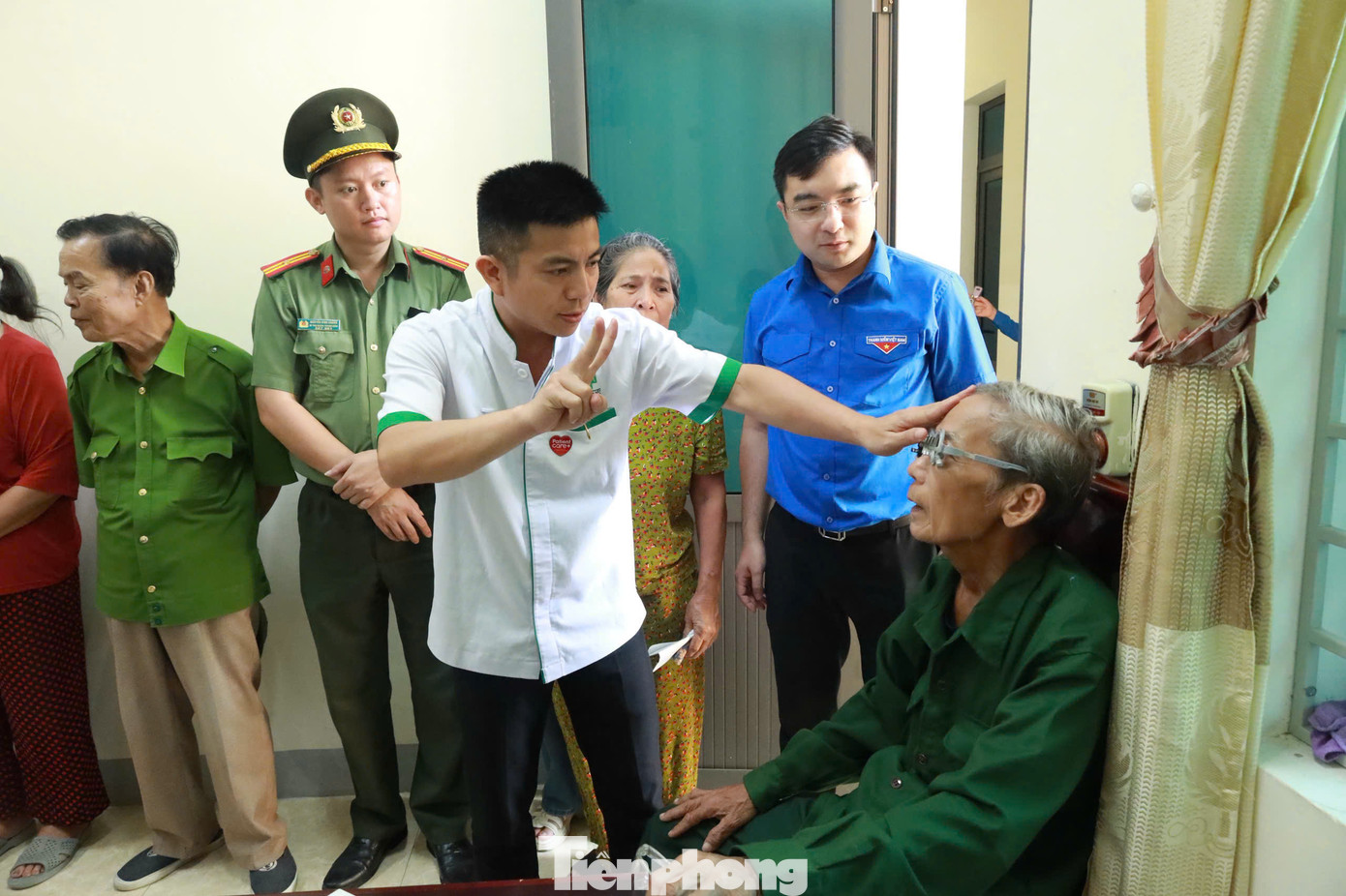 Khám, phát thuốc tư vấn sức khoẻ miễn phí cho người dân.