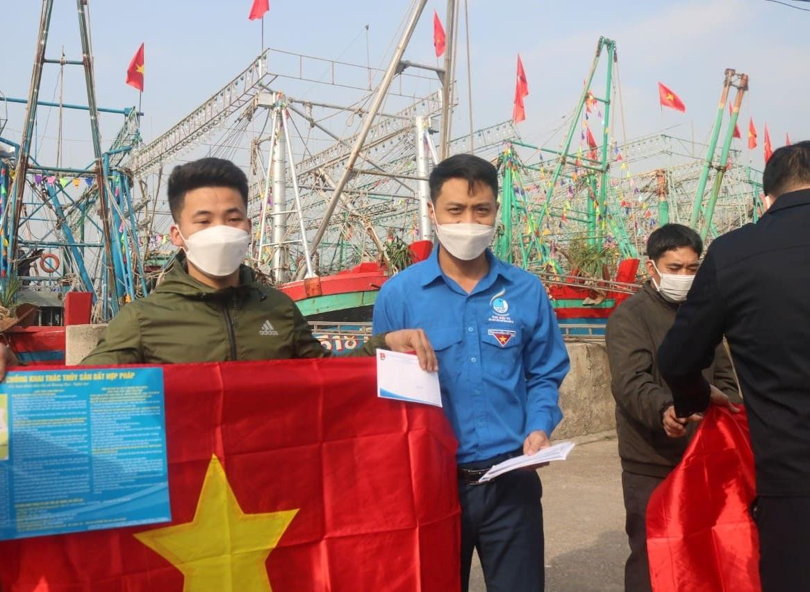 Trao tặng 40 suất quà gồm cờ tổ quốc, áo phao, phao cứu sinh và tiền mặt cho ngư dân xã Quỳnh Lập và phường Quỳnh Phương, TX Hoàng Mai. Trao tặng 40 suất quà gồm cờ tổ quốc, áo phao, phao cứu sinh và tiền mặt cho ngư dân xã Quỳnh Lập và phường Quỳnh Phương, TX Hoàng Mai.