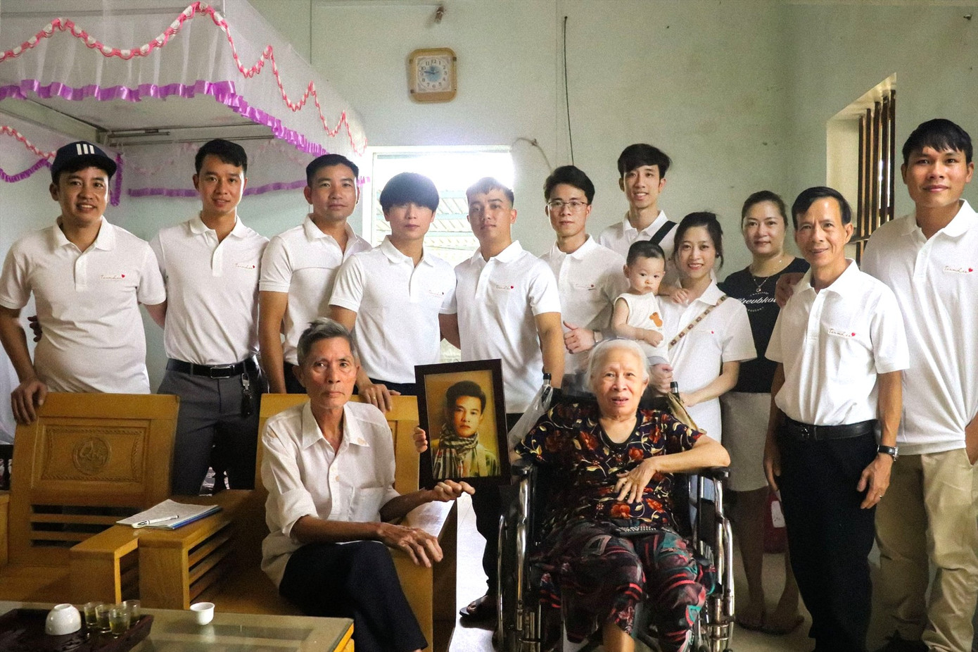 Bức ảnh người liệt sĩ hy sinh trên đất Campuchia, chưa tìm thấy hài cốt được nhóm phục chế. Gia đình chỉ còn một bức ảnh cũ của liệt sĩ đã mờ nhòa. Thông tin trên được người cháu của liệt sĩ nhắn tin cho Thắng với mong muốn nhóm phục hồi giúp ảnh người cậu của mình để đem lại sự bất ngờ cho mẹ. Ngày bức ảnh hoàn thành, cả nhóm đã phải cuốc bộ, dò dẫm giữa những bạt ngàn đồi núi của tỉnh Thái Nguyên để tìm đến gia đình người thân liệt sĩ.