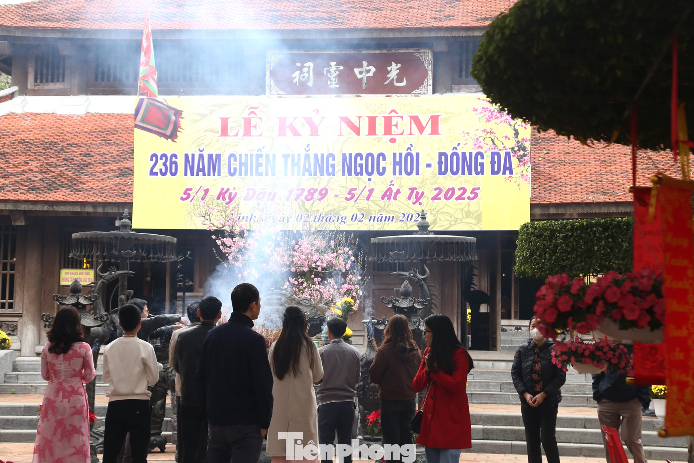 Dâng hương cầu bình an, phúc lộc. Dâng hương cầu bình an, phúc lộc.