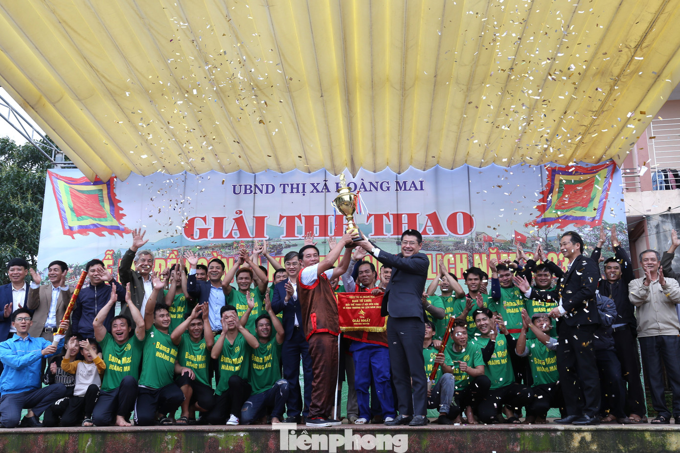 Ban tổ chức trao cờ và quà cho đội giành giải Nhất.