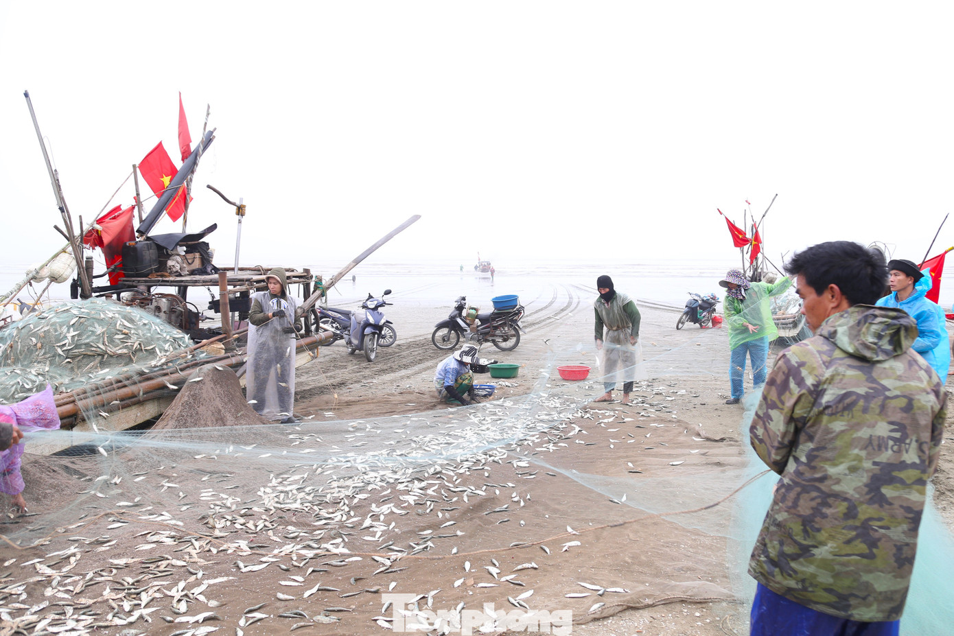 Chuyến biển đầu năm mới mang ý nghĩa khá quan trọng, với mong ước một năm gặp nhiều may mắn, đánh bắt được nhiều cá tôm...