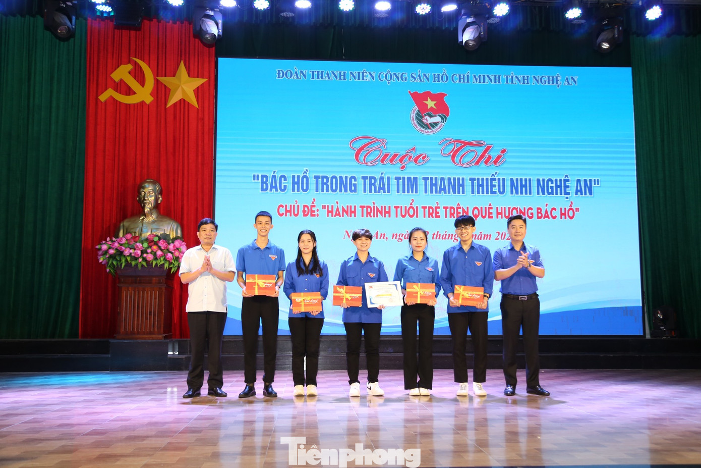 Tại chương trình, Ban Thường vụ Tỉnh Đoàn Nghệ An trao tặng Bằng khen cho các bạn sinh viên đã dành thời gian, tâm huyết, tích cực tham gia các hoạt động để góp phần vào sự thành công của Lễ hội Làng Sen năm 2023. Trải qua 3 phần thi vô cùng sôi nổi, hấp dẫn và ý nghĩa, đội thi số 2 trường Đại học Vinh đã giành giải Nhất chung cuộc. Tại chương trình, Ban Thường vụ Tỉnh Đoàn Nghệ An trao tặng Bằng khen cho các bạn sinh viên đã dành thời gian, tâm huyết, tích cực tham gia các hoạt động để góp phần vào sự thành công của Lễ hội Làng Sen năm 2023. Trải qua 3 phần thi vô cùng sôi nổi, hấp dẫn và ý nghĩa, đội thi số 2 trường Đại học Vinh đã giành giải Nhất chung cuộc.