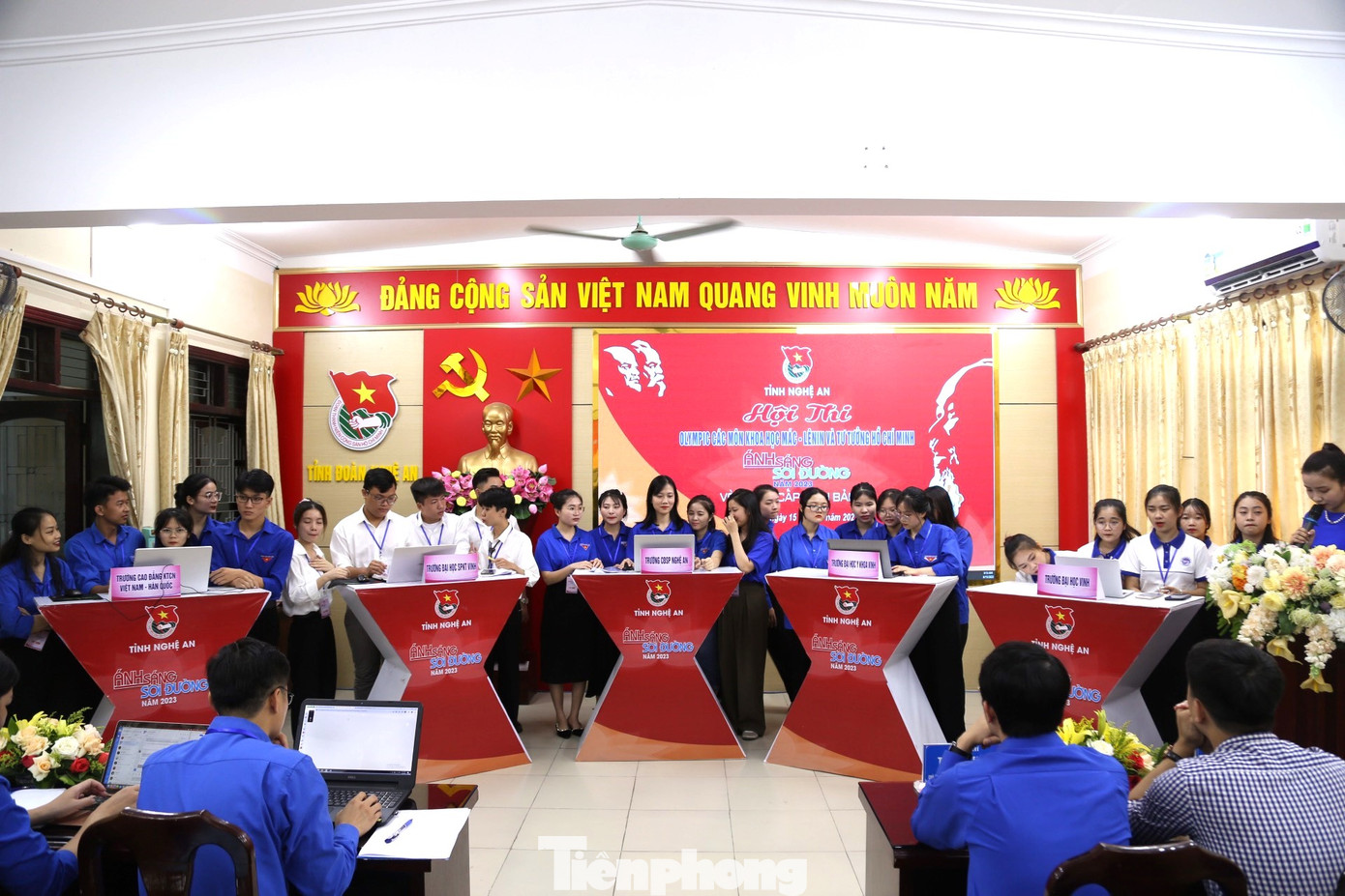 5 đội thi tham dự Hội thi Olympic các môn khoa học Mác - Lênin và tư tưởng Hồ Chí Minh. 5 đội thi tham dự Hội thi Olympic các môn khoa học Mác - Lênin và tư tưởng Hồ Chí Minh.
