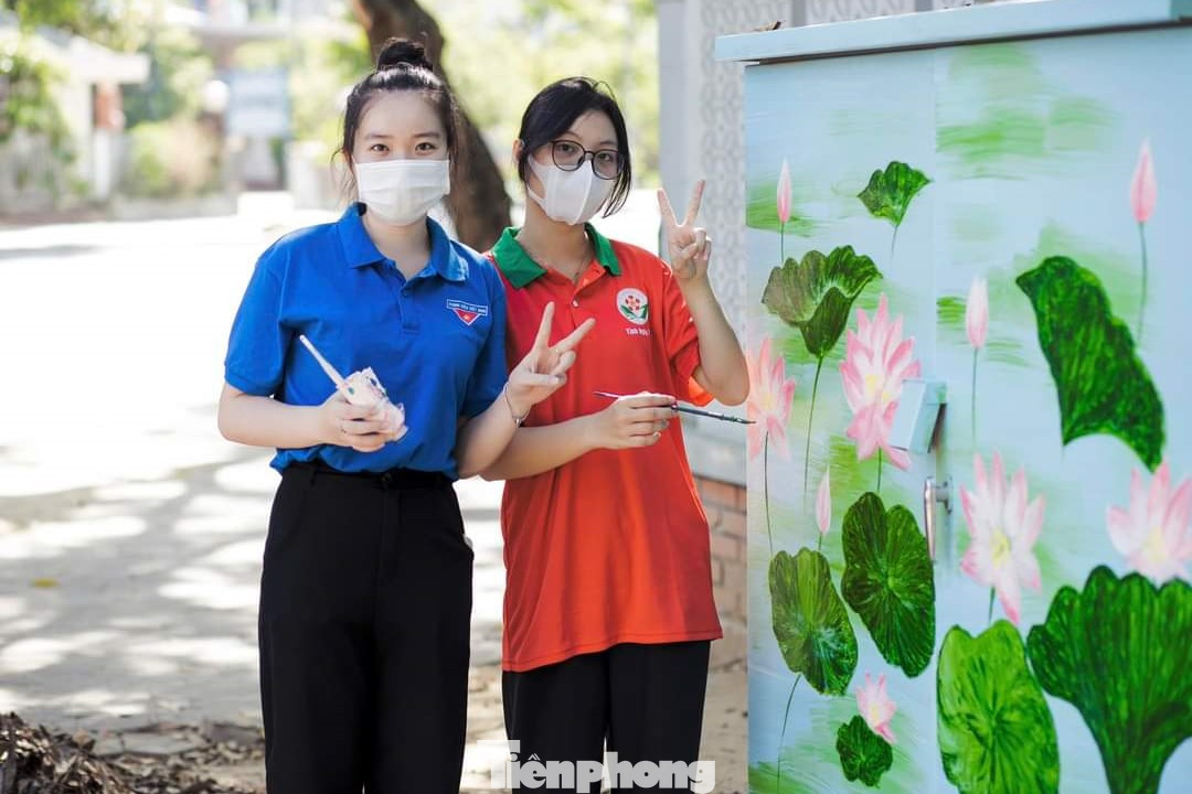 Nội dung các bức vẽ thuộc 5 nhóm chủ đề: nhóm hoa hồng, hoa hướng dương, hoa sen, nhóm lá cách điệu, nhóm phong cảnh được bố trí xen kẽ nhau trên suốt tuyến.