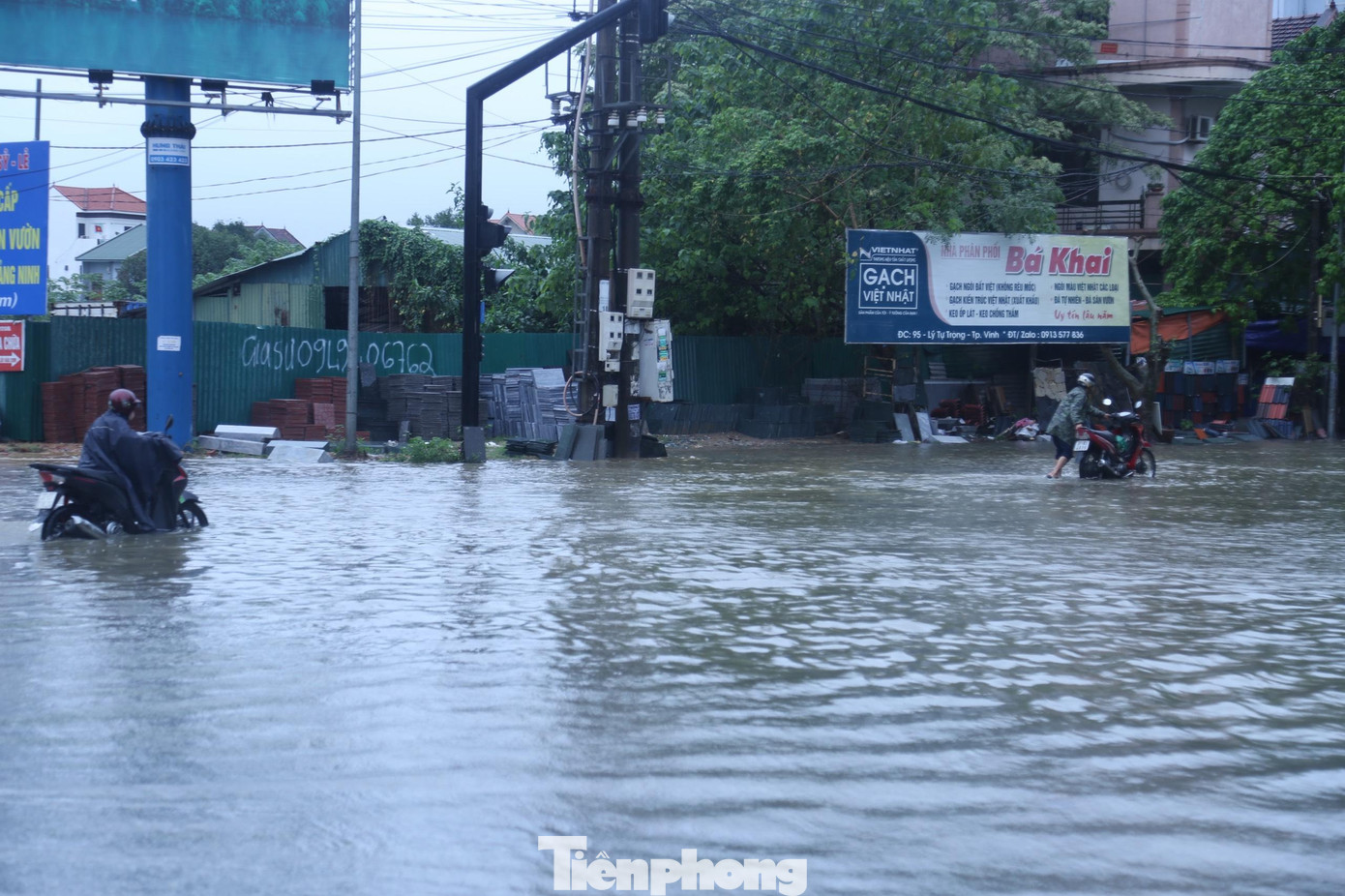 Tại ngã tư Lê Nin giao với đường Lý Tự Trọng, nhiều xe máy lưu thông qua khu vực này chết máy giữa đường. Tại ngã tư Lê Nin giao với đường Lý Tự Trọng, nhiều xe máy lưu thông qua khu vực này chết máy giữa đường.
